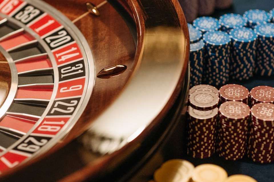 Meja kartu live casino dengan dealer dan tumpukan chip
