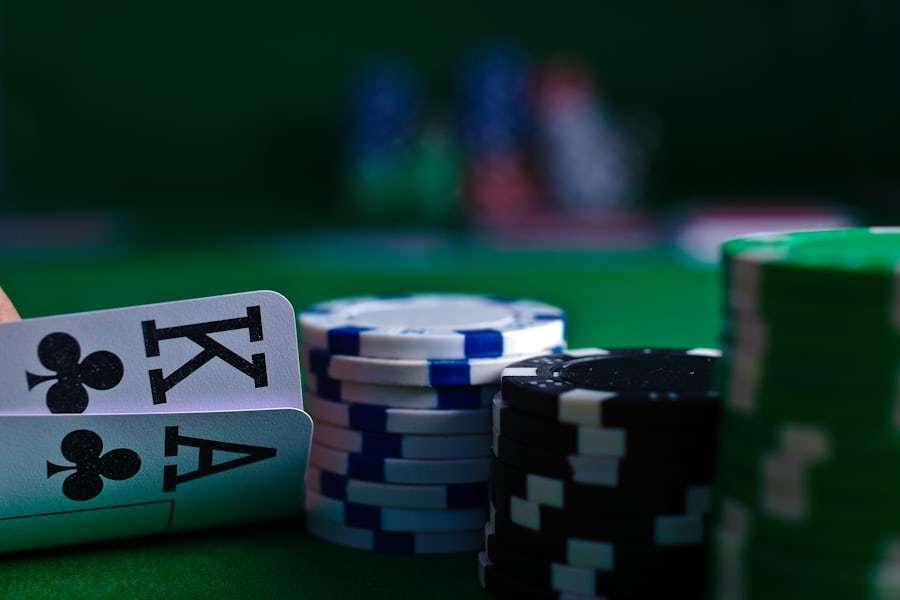 Kartu remi dan chip poker tersusun di atas meja hijau