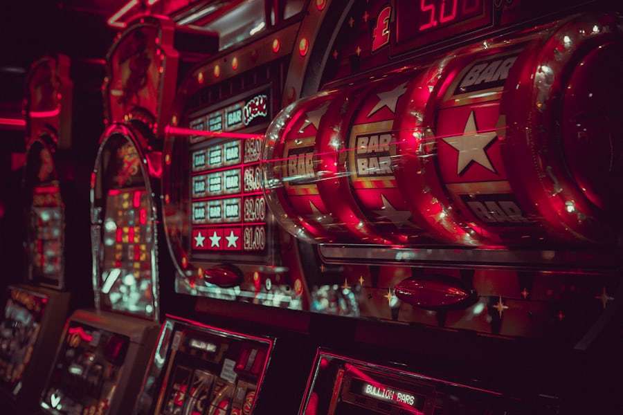 Layar mesin slot digital dengan simbol buah dan tombol putar